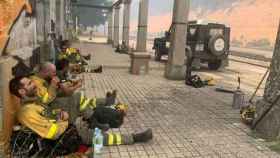 Bomberos descansando durante los trabajos de extinción del incendio en la Sierra de la Culebra