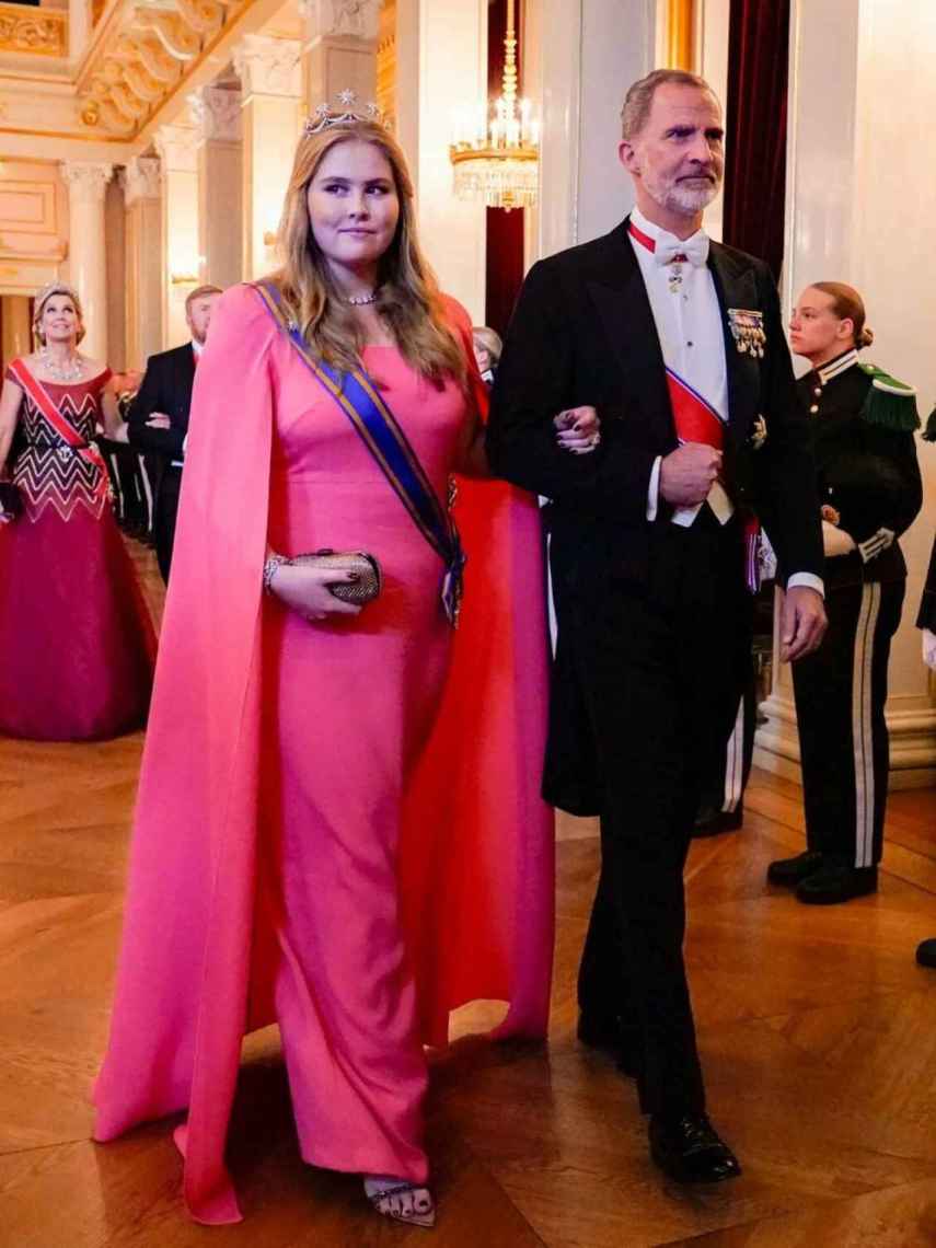 Amalia de Holanda del brazo de Felipe VI en la gran fiesta de Ingrid de Noruega.