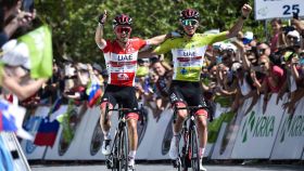 Rafal Majka y Tadej Pogacar entran juntos en una etapa del Tour de Eslovenia
