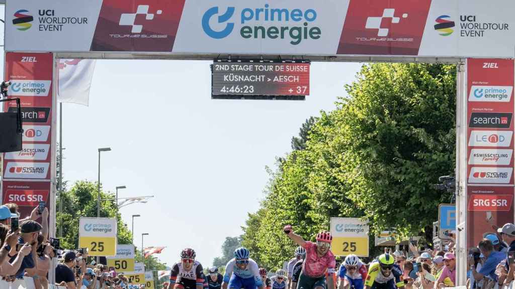Llegada a meta de Alberto Bettiol en una etapa del Tour de Suiza