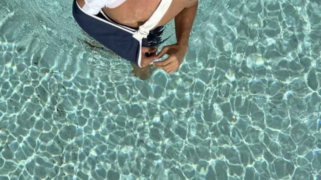 Marc Márquez, con el brazo en cabestrillo, en la piscina de su casa de Madrid.