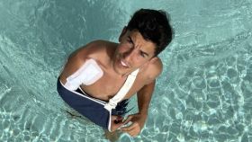 Marc Márquez, con el brazo en cabestrillo, en la piscina de su casa de Madrid.
