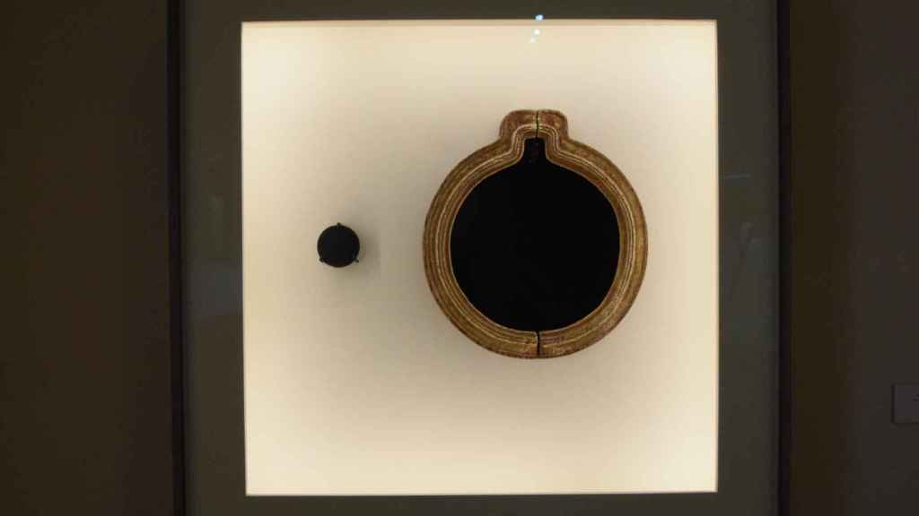 Espejo de obsidiana del Museo de América (izda). Perú, Inca, 1400-1532 y espejo de obsidiana del Museo Nacional de Ciencias Naturales (dcha). México, período precolombino, Azteca