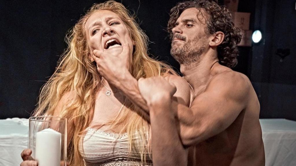 Cristina Arias y Mikel Arostegui, en un ensayo de 'El burlador de Sevilla'. Foto: Sergio Parra