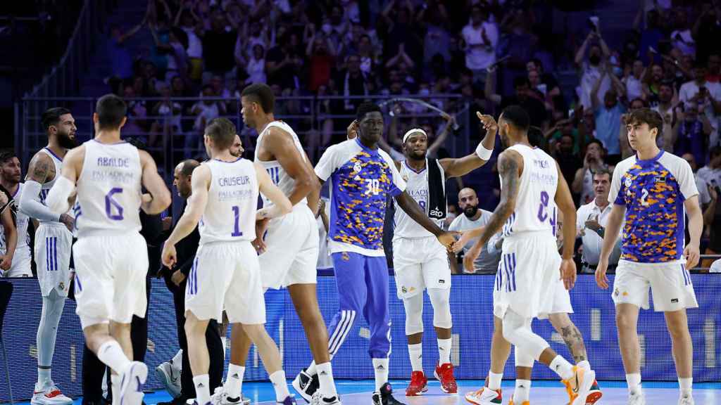Los jugadores del Real Madrid de baloncesto celebran la victoria ante el Barça