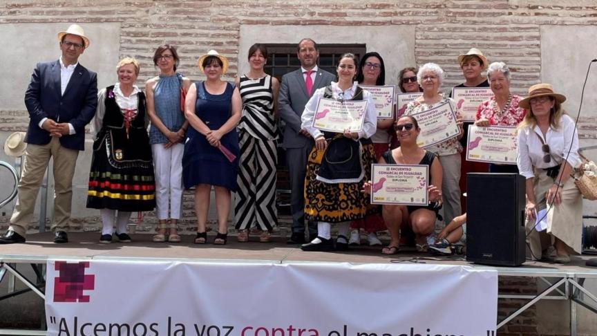 La consejera de Igualdad, Blanca Fernández, en Cardiel de los Montes.