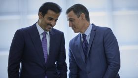 El Emir de Qatar, Tamim bin Hamad Al Thani (i) y el presidente del Gobierno, Pedro Sánchez.