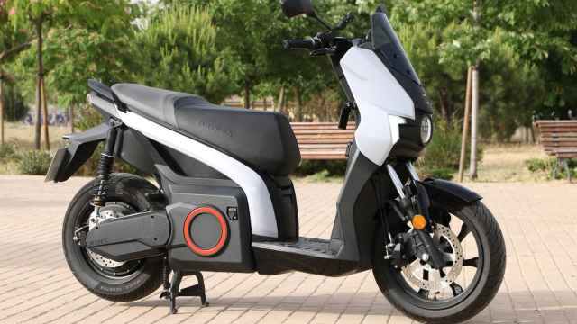 La Seat Mó 125 es un scooter eléctrico con autonomía para cerca de 100 kilómetros.