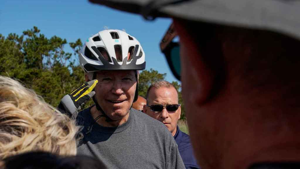 Biden recupera la compostura tras caer de la bici en el estado de Delaware.