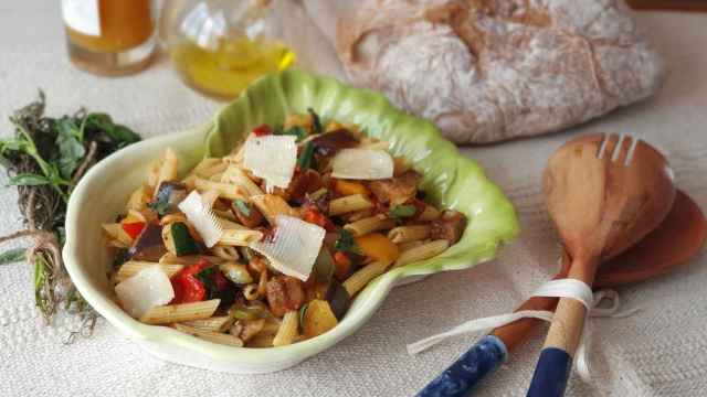 Ensalada de pasta con pisto de verduras a la plancha, una receta perfecta para llevar a la playa