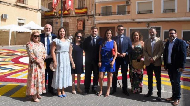 Nacho Hernando, con la alcaldesa de Elche de la Sierra, Raquel Ruiz, y otras autoridades en la celebración del Corpus.