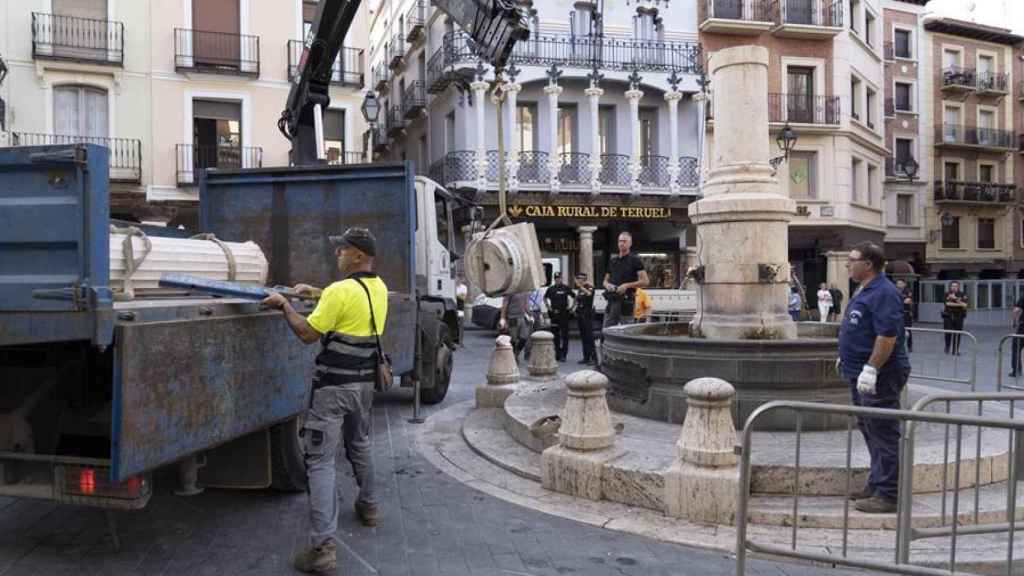 La columna que sujeta el Torico de Teruel, uno de los símbolos de la ciudad, se ha derrumbado este domingo.