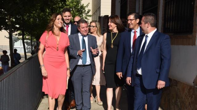 García-Page, este domingo en Porzuna rodeado de políticos del PSOE y del PP. Foto: JCCM.