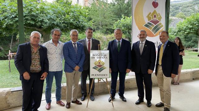 Imagen del acto en el que se destapó el cartel que acredita a Puentedey como uno de los pueblos más bonitos de España