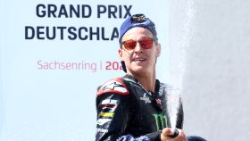 Fabio Quartararo celebra su victoria en el Gran Premio de Alemania, en el circuito de Sachsenring.