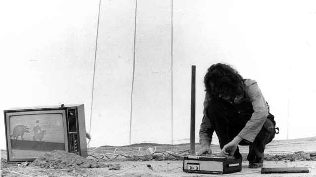 Antoni Muntadas con su obra 'Polución audiovisual', dentro de una de las cúpulas de De Prada Poole, en Pamplona, en 1972. Foto: ARXIU/AM
