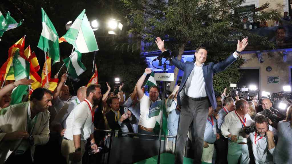 Juanma Moreno, presidente reelecto de la Junta de Andalucía, celebra su victoria en Sevilla.