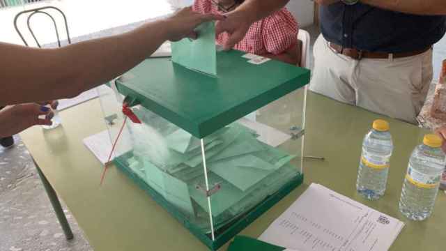 Imagen de una urna en un colegio electoral de Málaga.