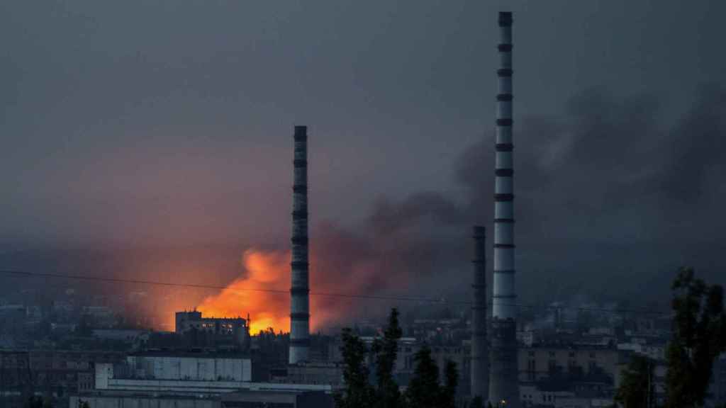 Fuego y humo salen de la planta de Azot, en Severodonetsk, tras un ataque ruso a la zona de Donetsk