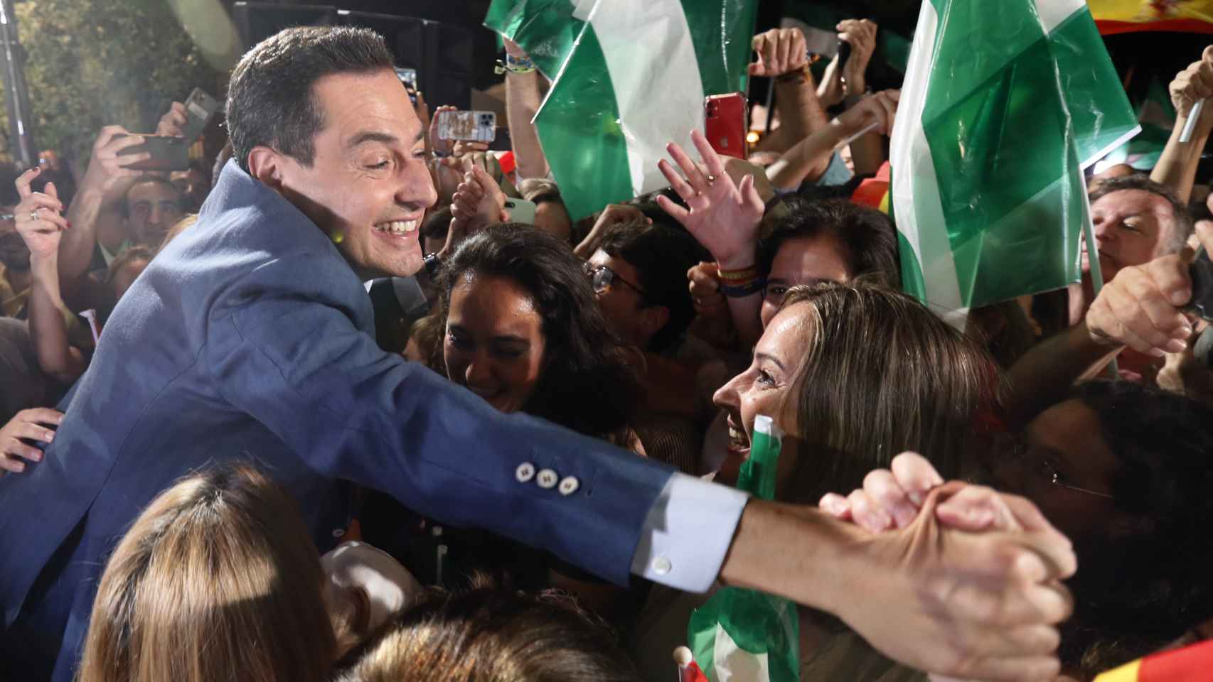 Juanma Moreno, a las puertas de la sede del PP en Sevilla, disfruta de la victoria con sus seguidores.