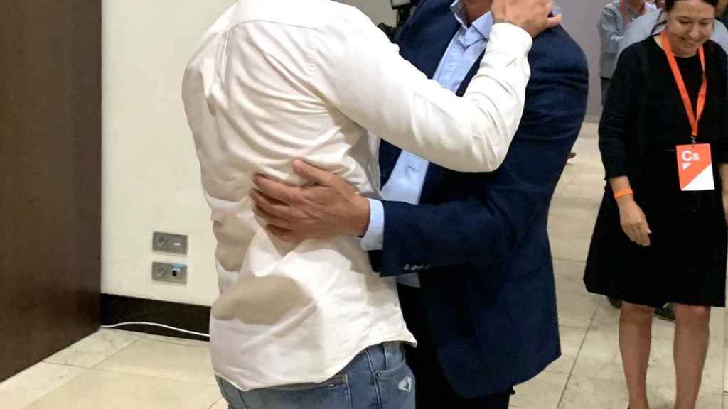Juan Marín se abraza a su hijo Juan.
