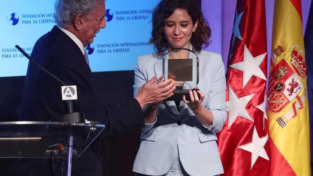 El escritor Mario Vargas Llosa entrega el Premio a la Libertad a la presidenta de la Comunidad de Madrid, Isabel Díaz Ayuso, en Casa América, a 20 de junio de 2022, en Madrid (España).