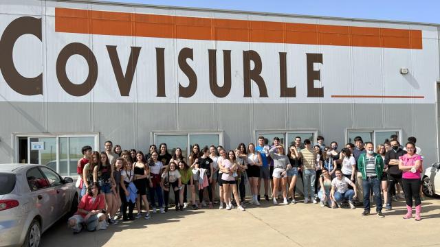 Estudiantes de veterinaria en su visita a las instalaciones de Covisurle