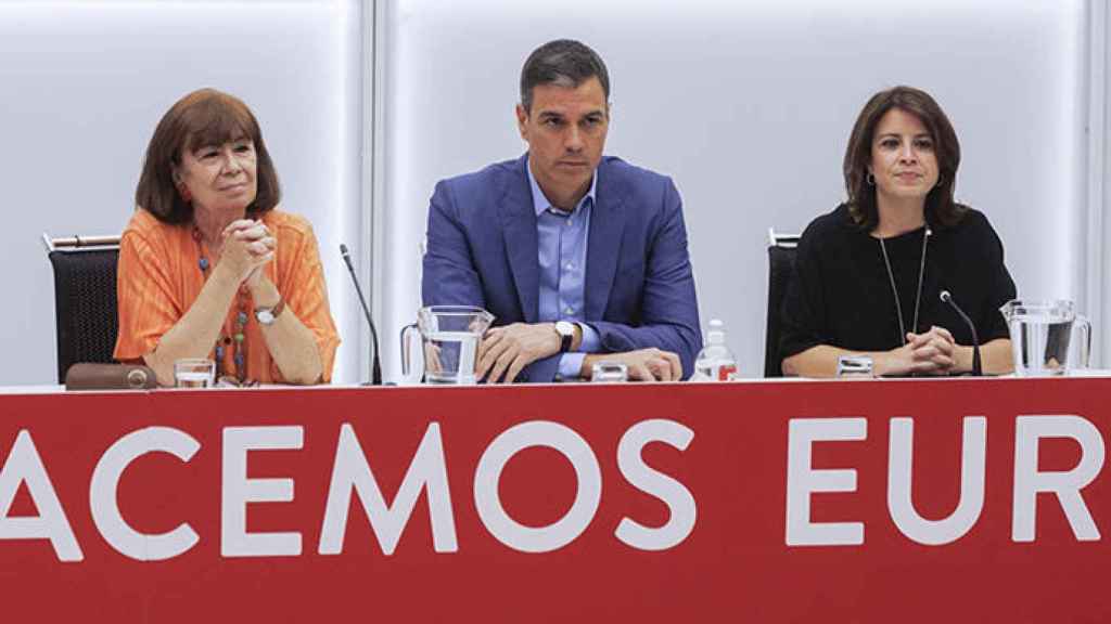 Pedro Sánchez en la Ejecutiva del PSOE, este lunes, entre la presidenta del PSOE, Narbona, y la vicesecretaria general, Lastra.