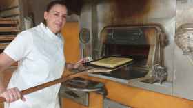 Esperanza Ballesteros, ganadora de la mejor coca amb tonyina, en una de las semanas de más trabajo en su horno de Benimagrell.