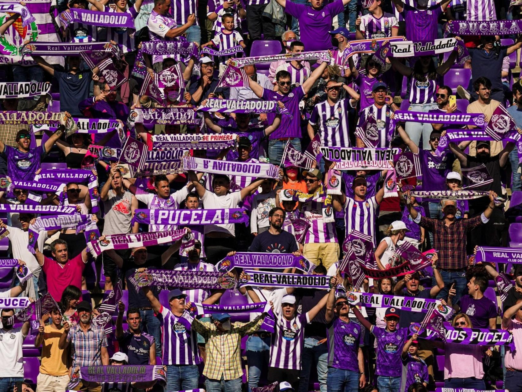 Aficionados del Real Valladolid animan al equipo durante un partido de la pasada temporada en el Estadio José Zorrilla.