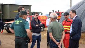 El líder socialista, Luis Tudanca, durante su visita al Puesto de Mando del incendio de la Sierra de la Culebra, este lunes.