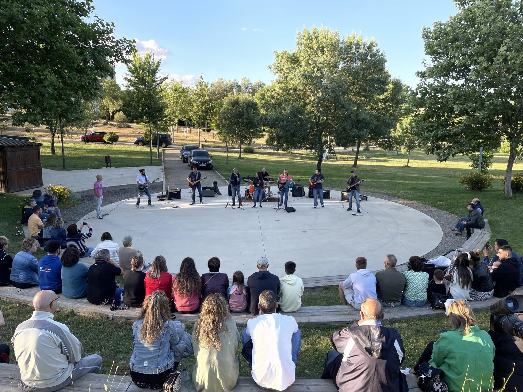 El concierto impartido por la Escuela de Música de Guijuelo en La Dehesa, este lunes.