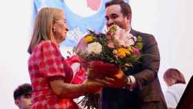 Ana Pastor recibe un ramo de flores del alcalde, José Ángel Alonso, en Villalón