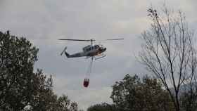 Un helicóptero en las inmediaciones del incendio de la Sierra de la Culebra, este fin de semana.