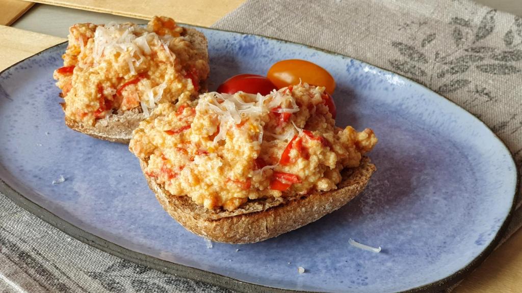 Revuelto de tomate, huevo y queso, la receta perfecta para tus tostas del  desayuno