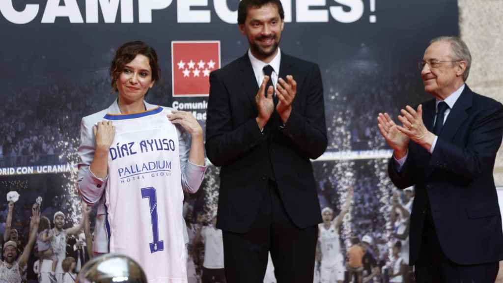 Isabel Díaz Ayuso, posando con la camiseta del Real Madrid junto a Sergio Llull y Florentino Pérez