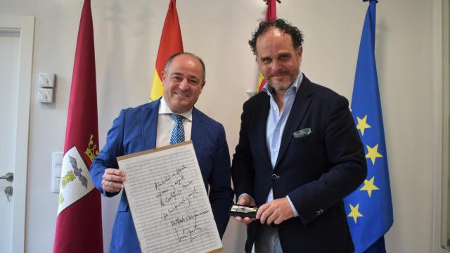 Albacete recibe la cuarta hoja del manuscrito de la obra 'Canto a Castilla-La Mancha'