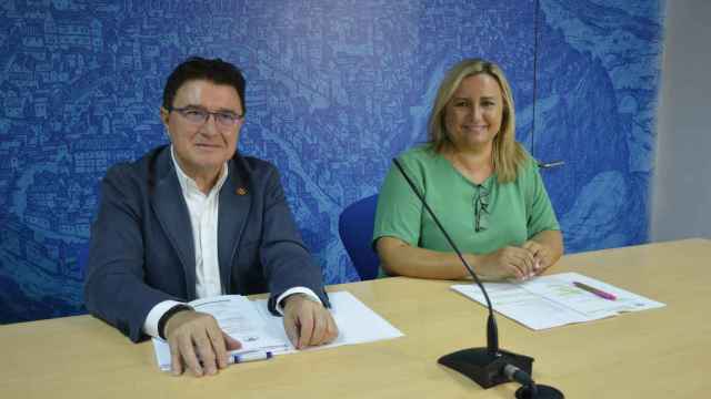 Los concejales toledanos Teo García y María Teresa Puig durante la rueda de prensa de balance del Corpus 2022.