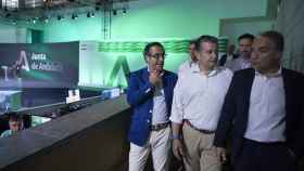 A la derecha, el consejero de la Presidencia en funciones, Elías Bendodo, y su número dos, Antonio Sanz, en el centro con camisa blanca..