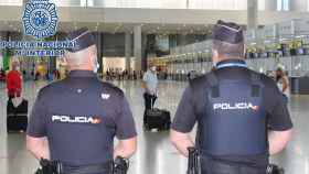 Agentes de la Policía Nacional en el aeropuerto de Málaga.