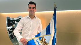 Manolo Reina posa con la bandera del Málaga CF