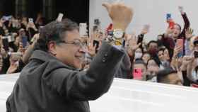 Gustavo Petro saluda a sus simpatizantes tras votar en Bogotá.