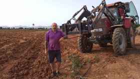 José Antonio Albadalejo, este lunes, apoyado en su tractor, en los terrenos de la Finca de Los Castillos en Cartagena que ha alquilado para que instalen placas de energía solar fotovoltaica.