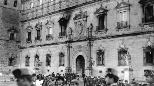 Incendio en el Alcázar en 1887.  Fotografía de Juan Comba, archivo Monasor, publicada por Toledo Olvidado en Twitter.