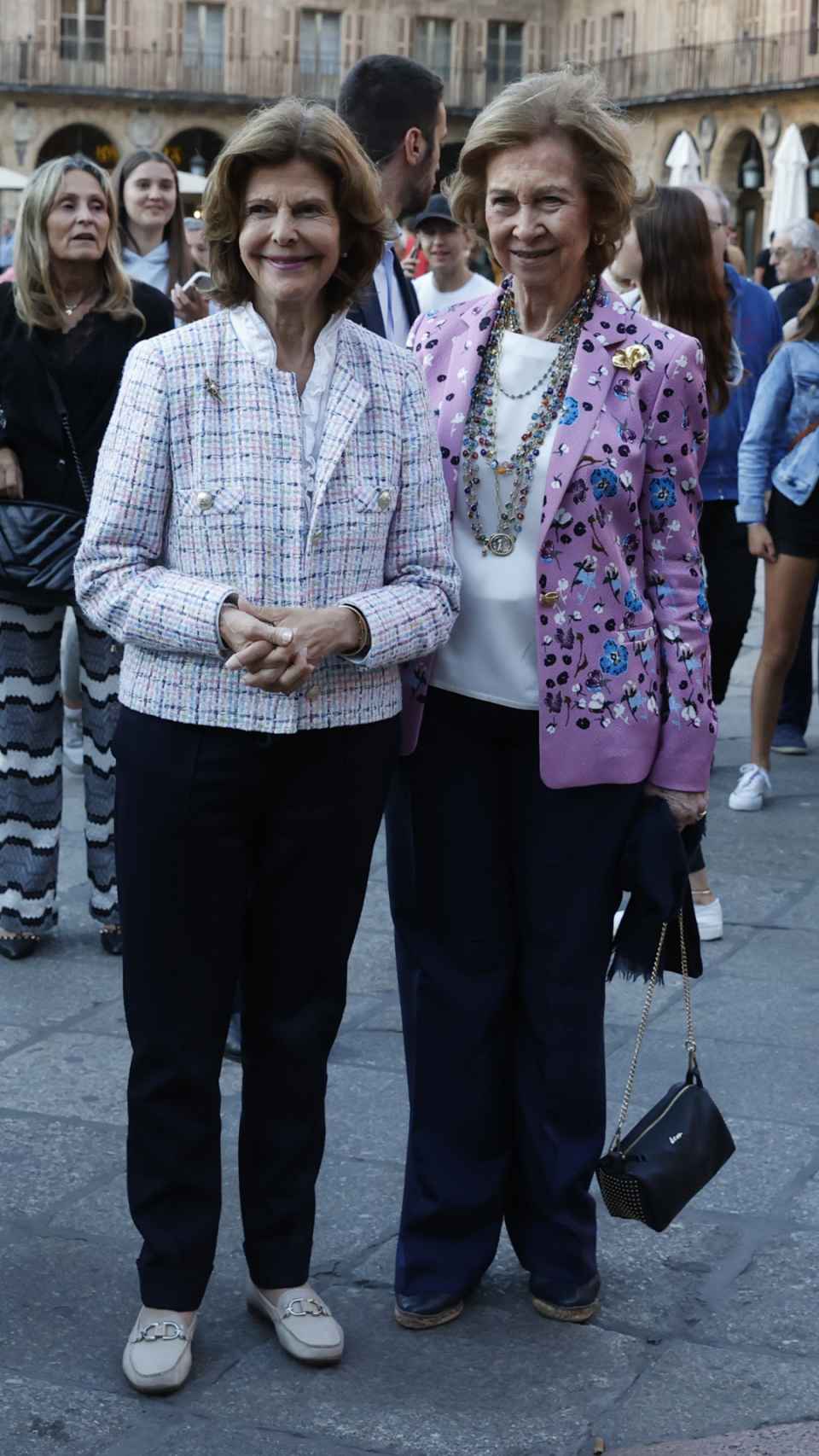 La reina emérita y Silvia de Suecia, en la Plaza Mayor de Salamanca.