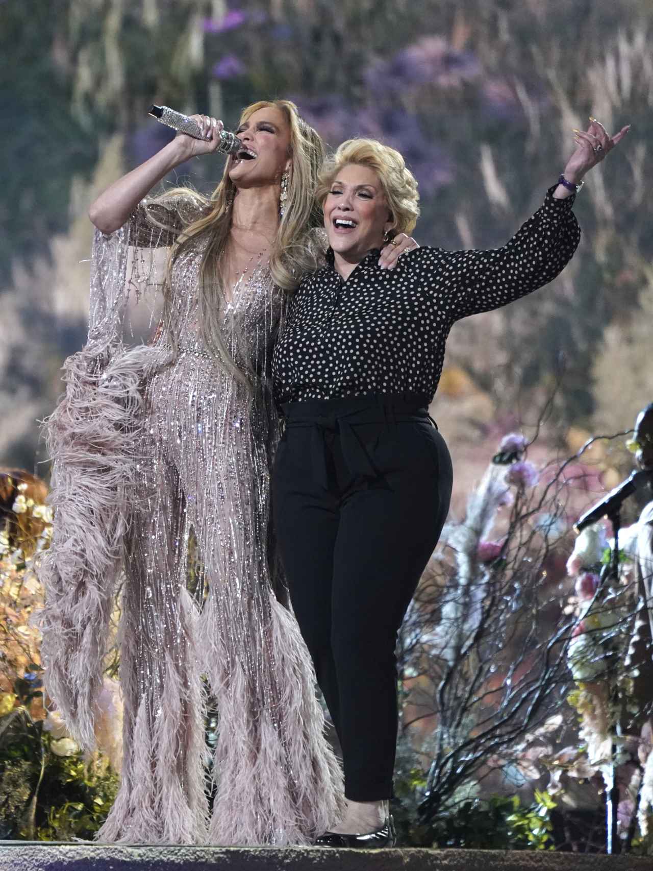 Jennifer Lopez junto a su madre, Guadalupe Rodríguez, en el escenario de Global Citizen Vax Live.