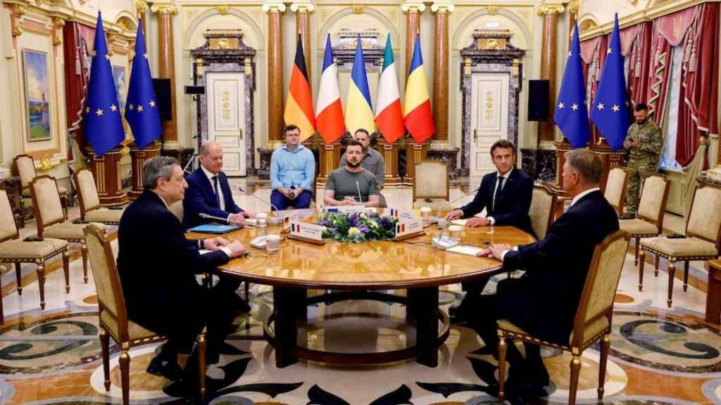 Mario Draghi, Olaf Scholz y Emmanuel Macron en la mesa de reuniones con Volodímir Zelenski.