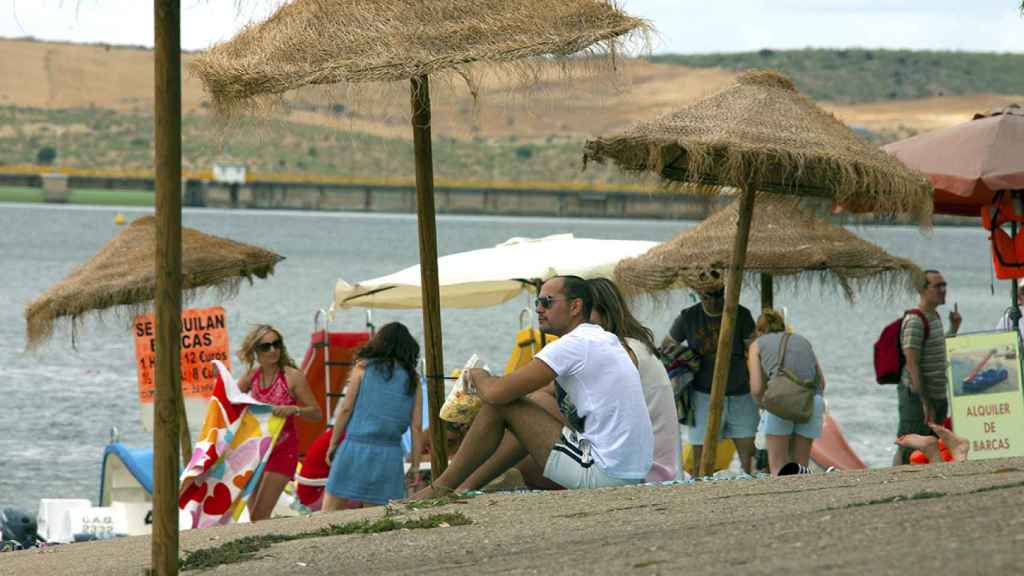 Bañistas en la playa dulce de Orellana la Vieja, una de las ocho con bandera azul en Badajoz.