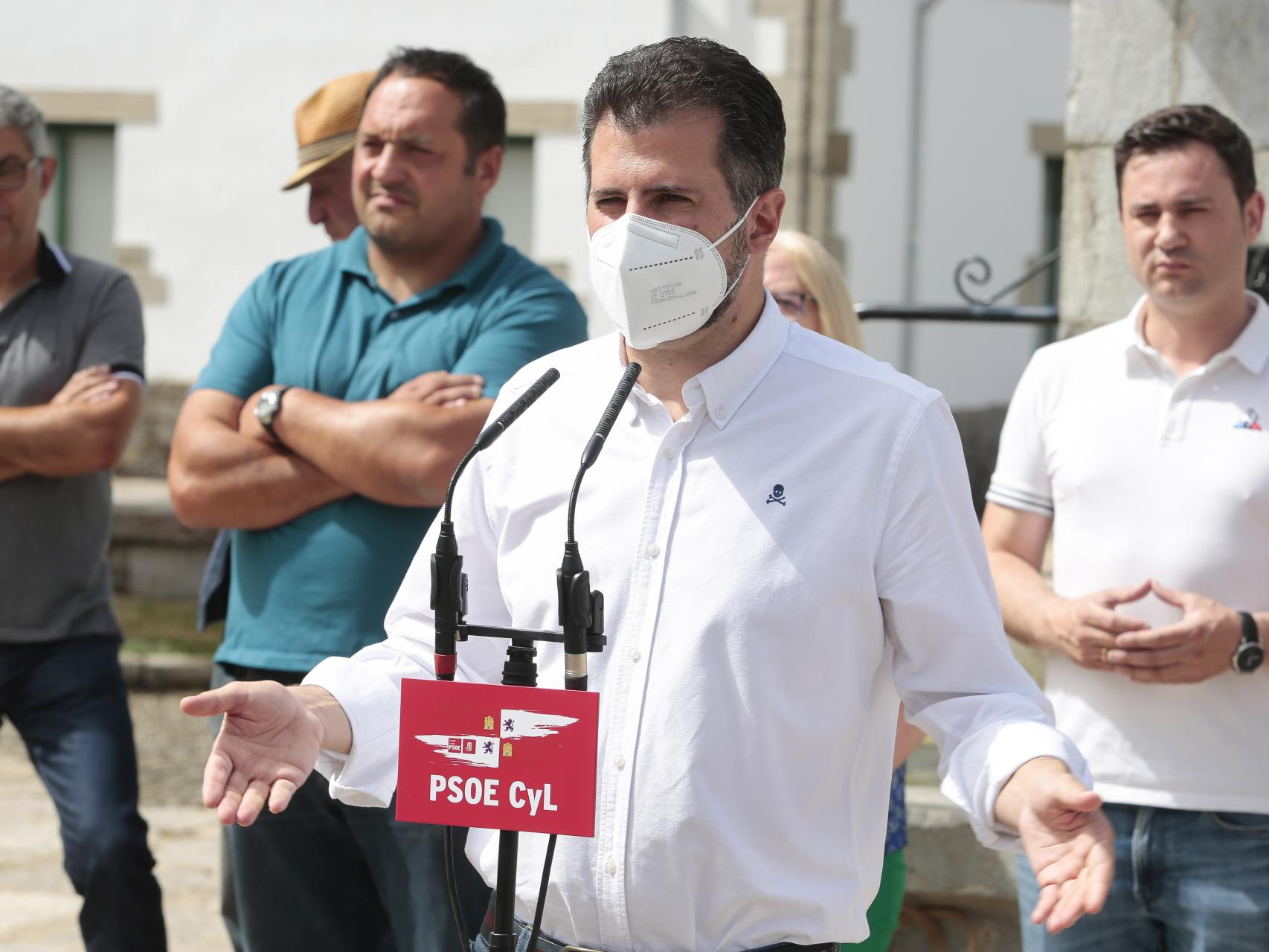 El líder socialista, Luis Tudanca, durante su rueda de prensa en la localidad leonesa de Villamanín.