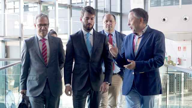 El vicepresidente de la Junta de Castilla y León, Juan García-Gallardo, se reúne con los representantes de la Confederación Empresarial de Comercio de Castilla y León (Conferco)